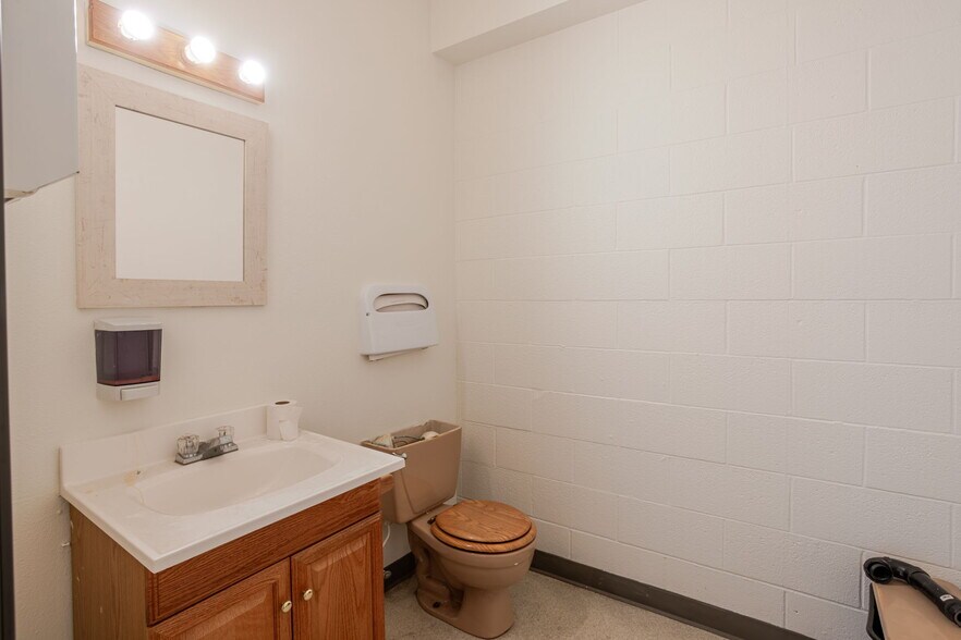 More Photos Of 999 NE 2nd St, Bend Freestanding For Lease