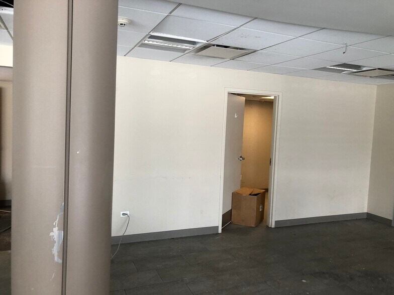 More Photos Of 6740 N Ridge Blvd, Chicago Bank For Lease