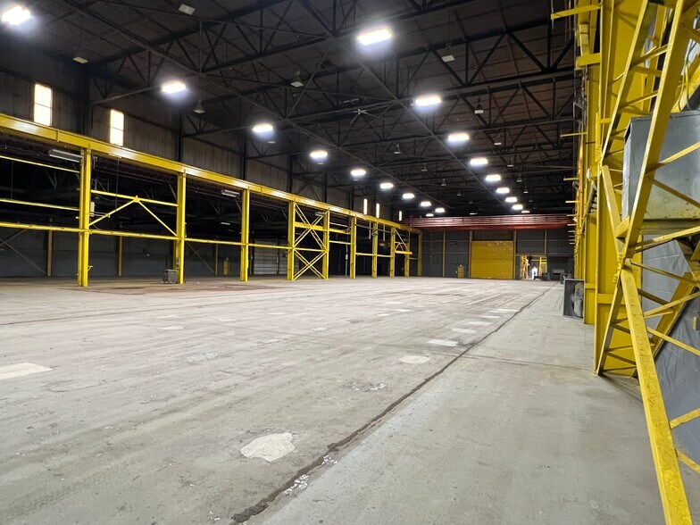 More Photos Of 1 Chandler Rd, Amherst Distribution For Lease