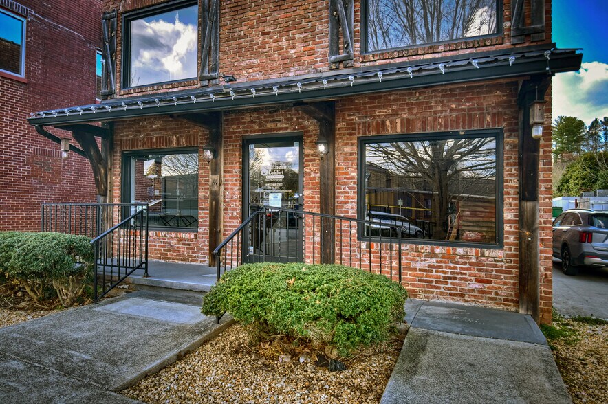 More Photos Of 240 W Main St, Blue Ridge Office For Sale