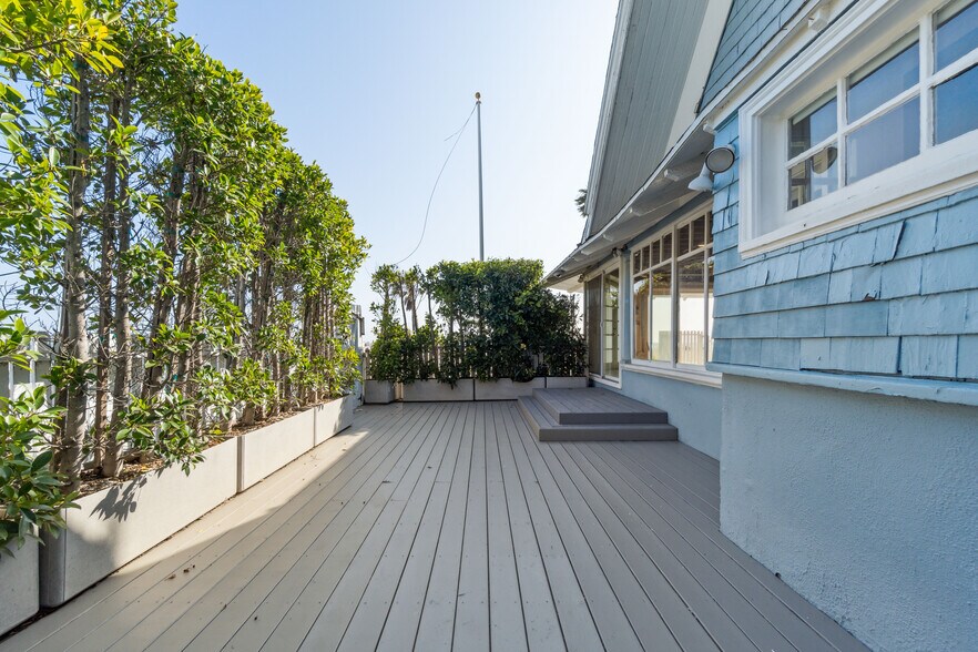 More Photos Of 523 Ocean Front Walk, Venice Storefront Retail Office For Lease