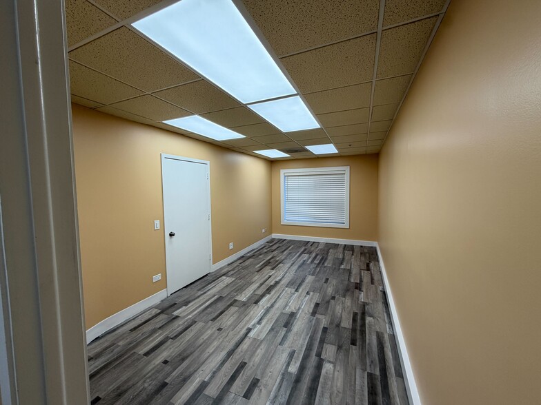 More Photos Of 1901 Raymond Dr, Northbrook Medical For Lease