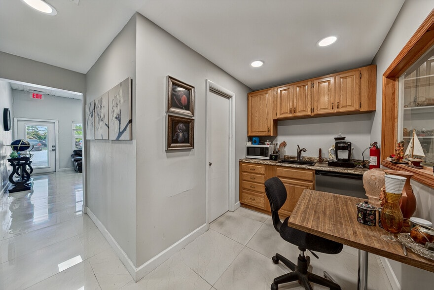 More Photos Of 30 SW 5th Ct, Pompano Beach Flex For Sale