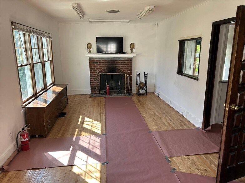 More Photos Of 153 Main St, Kings Park Office For Sale