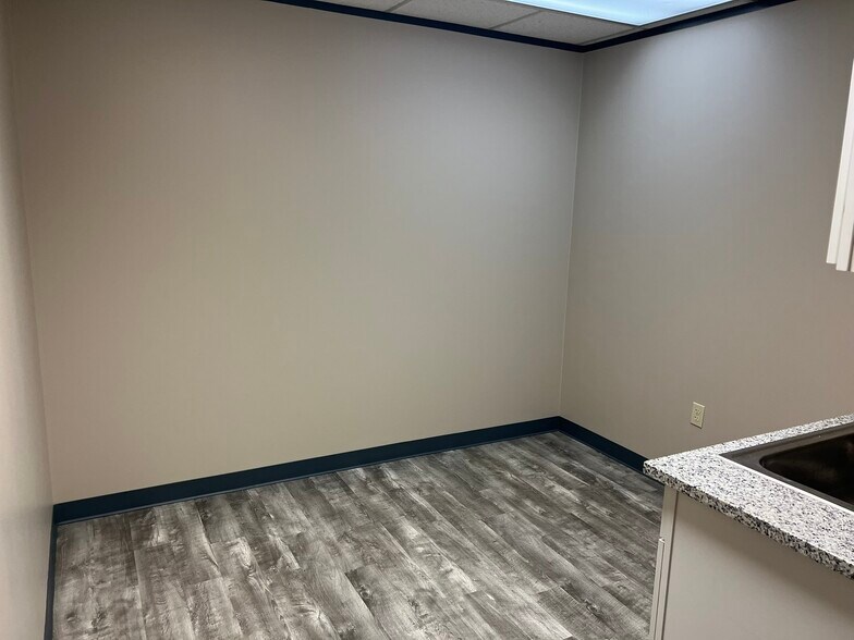 More Photos Of 9776 Whithorn Dr, Houston Showroom For Lease