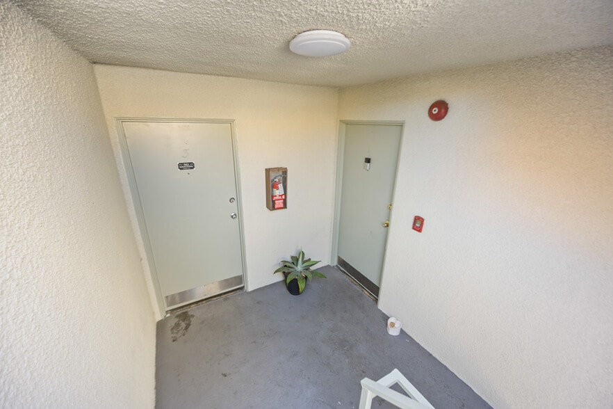 More Photos Of 2763 San Marino St, Los Angeles Apartments For Sale