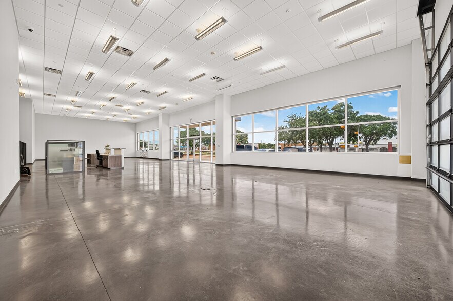 More Photos Of 15135 Bellaire Blvd, Houston Warehouse For Lease