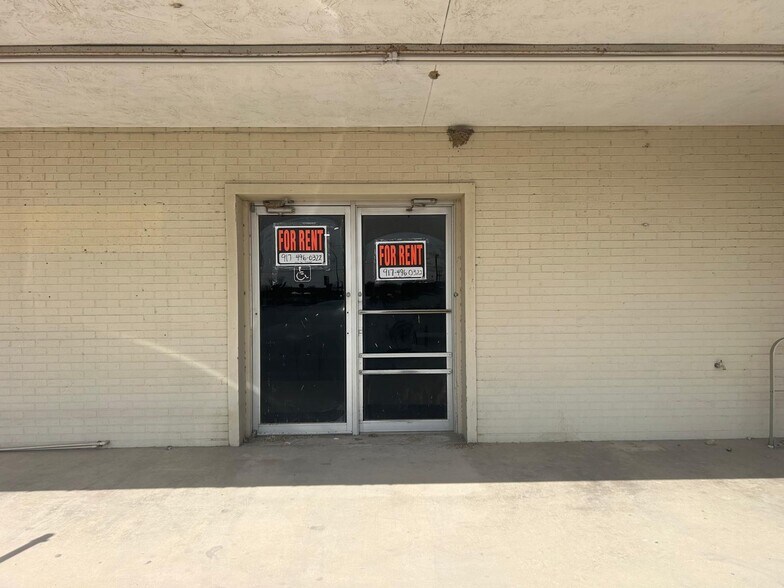 More Photos Of 2214 N First St, Carrizo Springs Storefront For Lease