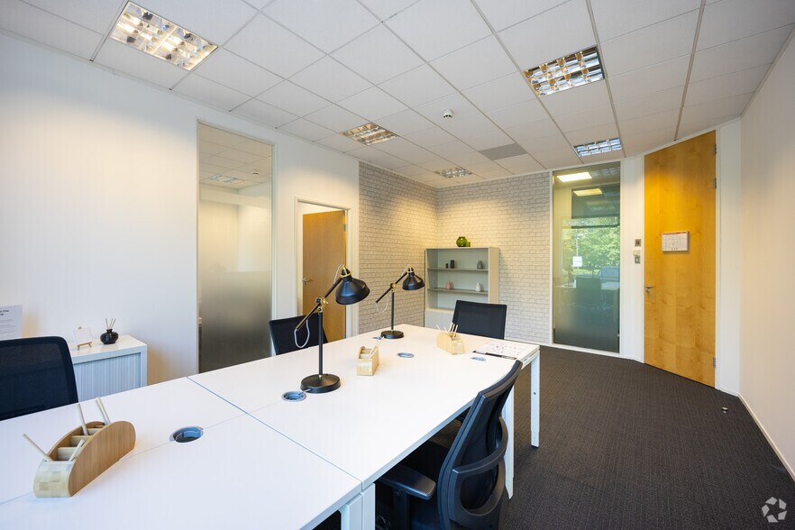 More Photos Of 2 Arlington Sq, Bracknell Coworking Space