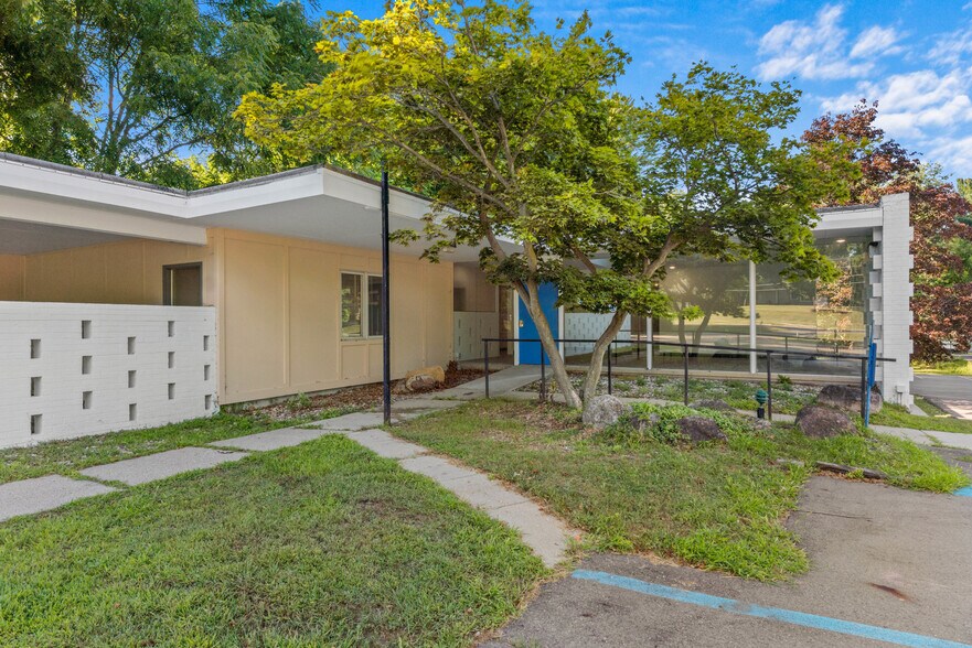 More Photos Of 2532 Spring Arbor Rd, Jackson Medical For Sale