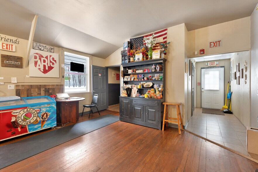 More Photos Of 10013 W Charles Rd, Nine Mile Falls Restaurant For Lease
