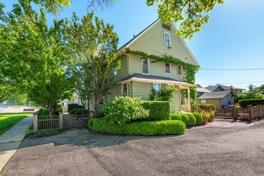 More Photos Of 428 W State St, Geneva Freestanding For Lease
