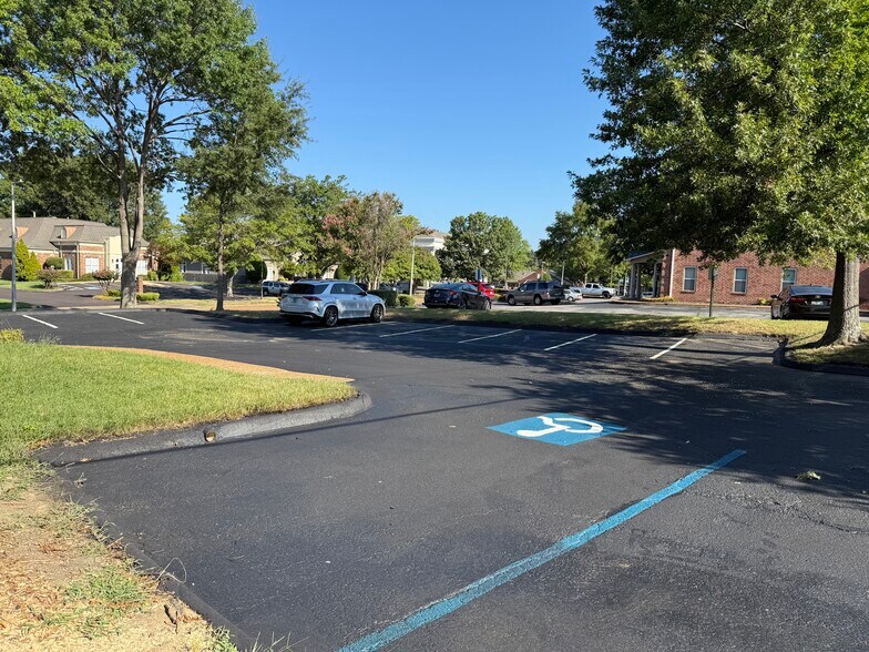 More Photos Of 2820 Summer Oaks Dr, Bartlett Office For Sale