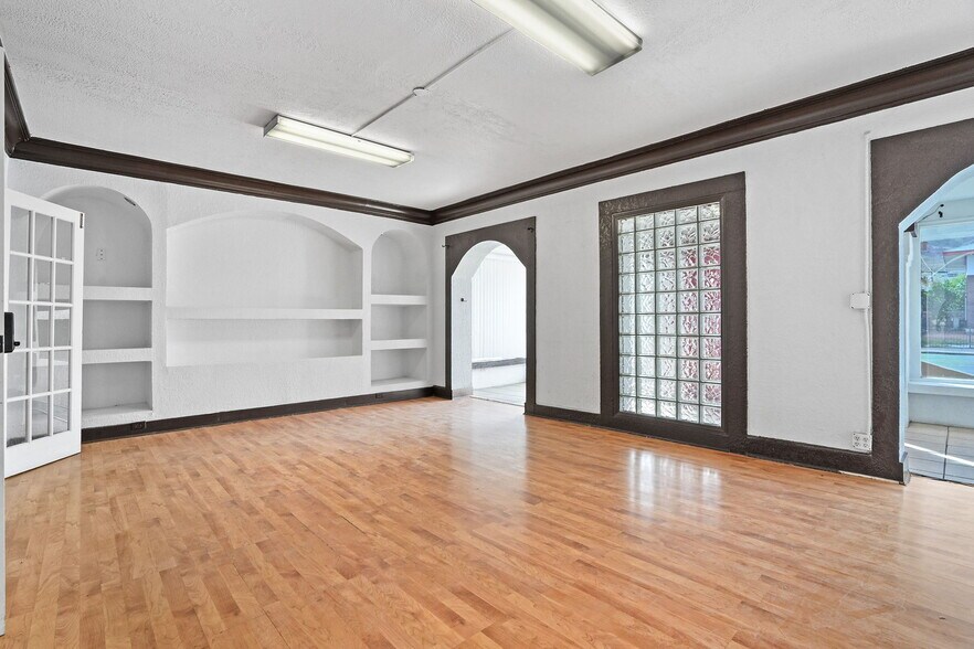 More Photos Of 2422 Montana Ave, El Paso Storefront Retail Office For Sale