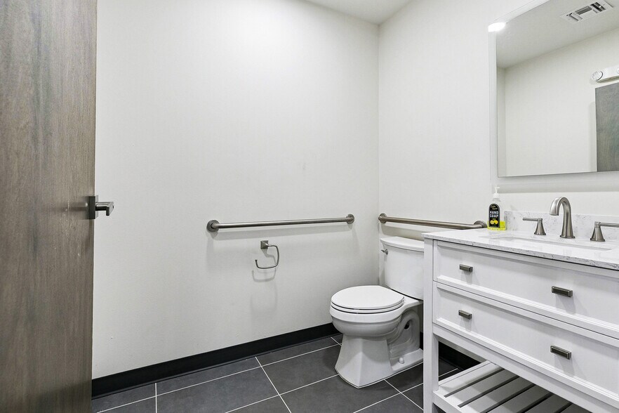 More Photos Of 8411 Parc Pl, Chalmette Office For Sale