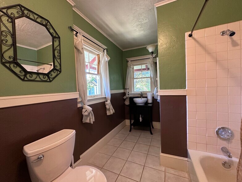 More Photos Of 619 NE Roberts Ave, Gresham Medical For Lease