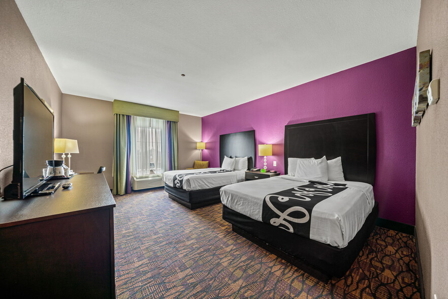 More Photos Of 110 Bmt Dr, Jourdanton Hotel For Sale