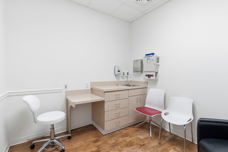 More Photos Of 5552 N Farmer Branch Rd, Ozark Office For Sale