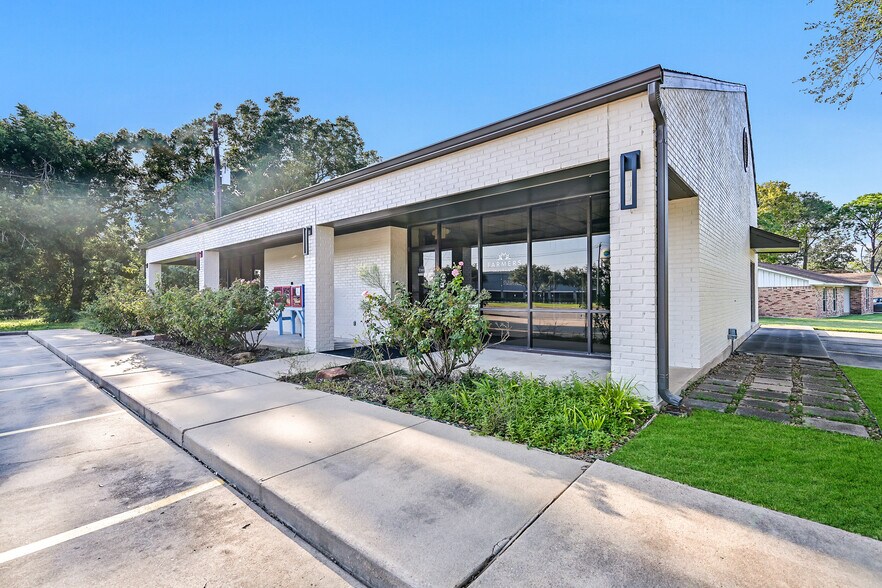 More Photos Of 5001 Broadway St, Pearland Office For Lease