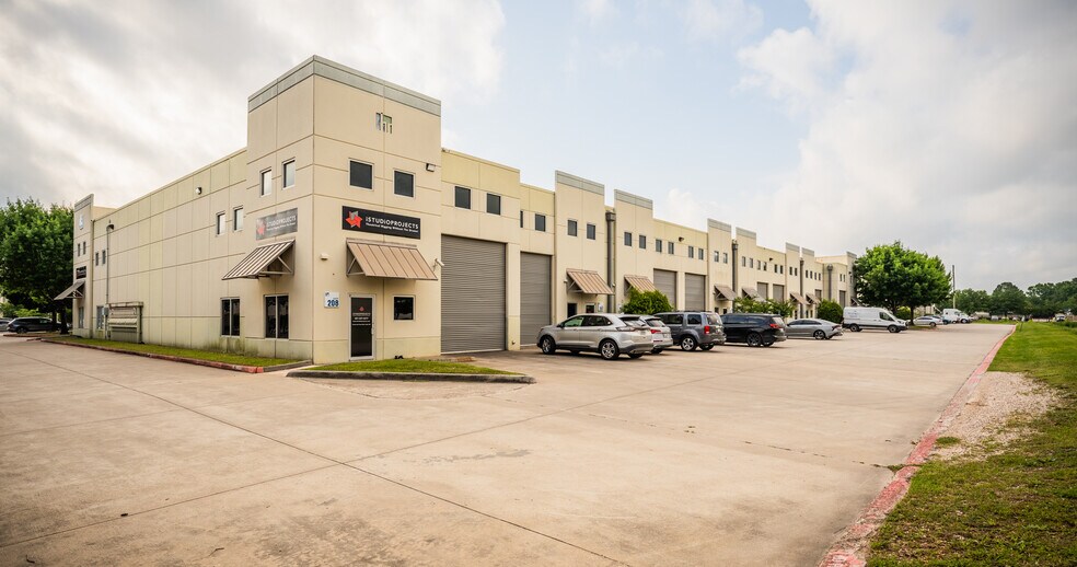 More Photos Of 5750 N Sam Houston Pky E, Houston Warehouse For Lease