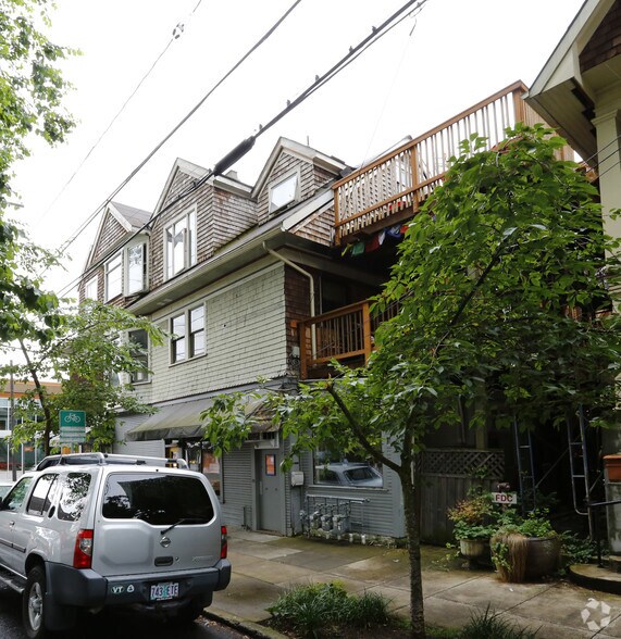 More Photos Of 2039 SE Clinton St, Portland Storefront Retail Residential For Lease