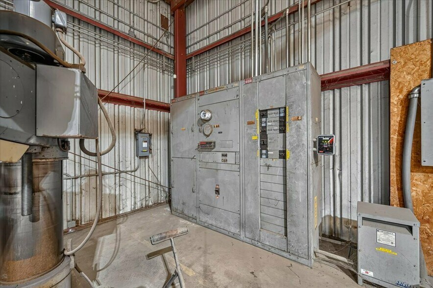 More Photos Of 149 Ashland ave, Lindsay Industrial For Sale