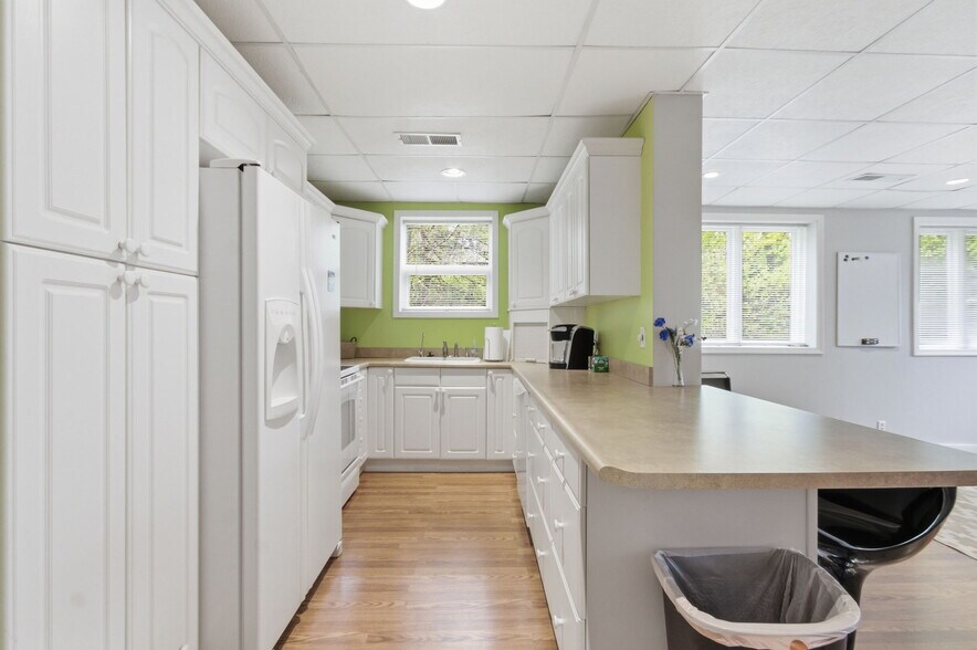 More Photos Of 7731 Traders Ln, Indianapolis Office For Sale