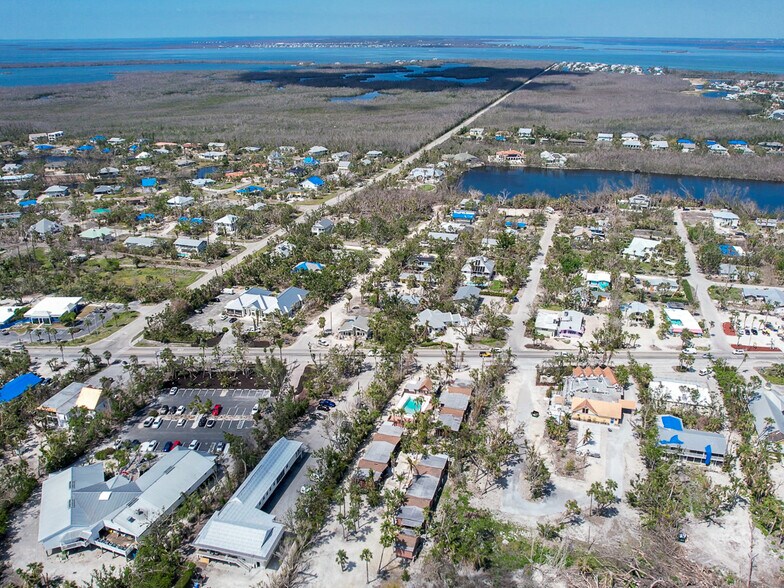 More Photos Of 905 Fitzhugh St, Sanibel Freestanding For Sale