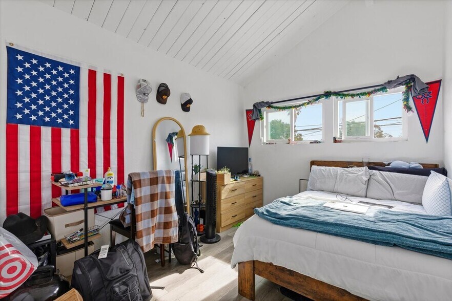 More Photos Of 2033 Garnet Ave, San Diego Apartments For Sale
