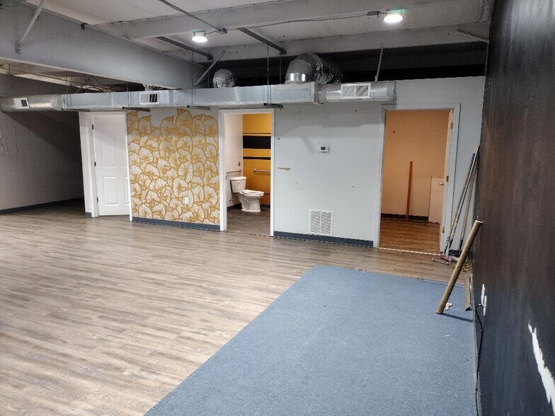 More Photos Of 406 E Butler Rd, Mauldin Showroom For Lease