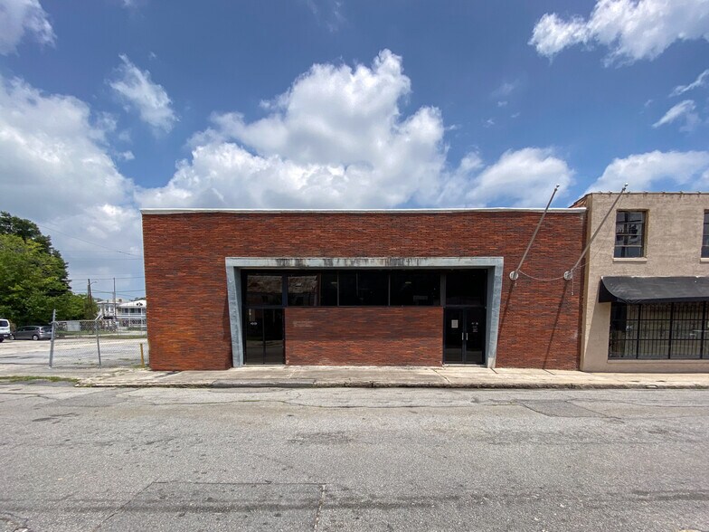More Photos Of 120 E 42nd St, Savannah Bar For Lease