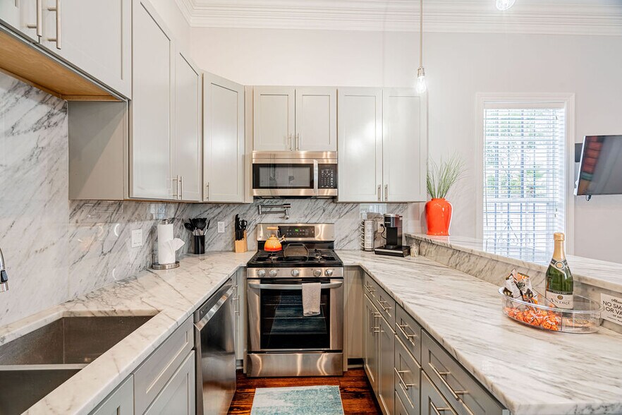 More Photos Of 1201 Baronne St, New Orleans Hotel For Sale