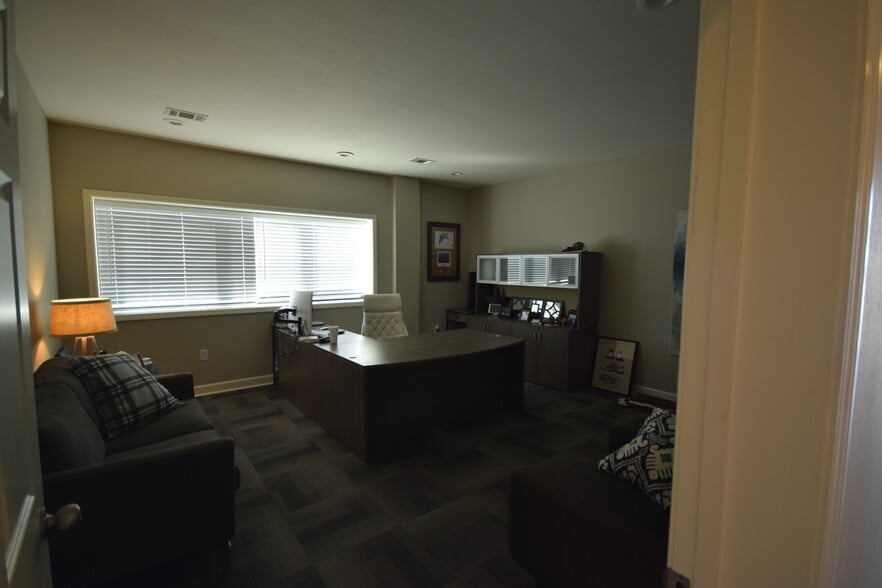 More Photos Of 170 Commerce Rd, Conway Warehouse For Lease