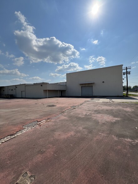 Primary Photo Of 1075 N M L King Jr Pky, Beaumont Light Distribution For Lease