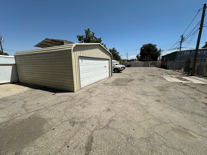 More Photos Of 915 34th St, Bakersfield Warehouse For Lease