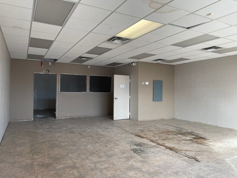 More Photos Of 411 Airport Rd E, Leduc County Storefront For Lease