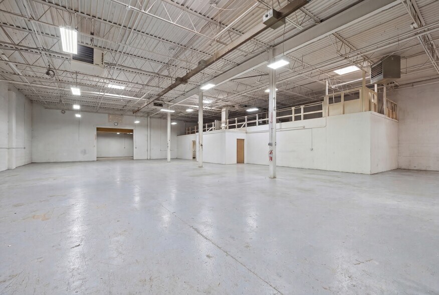 More Photos Of 32301-32303 Howard Ave, Madison Heights Warehouse For Sale