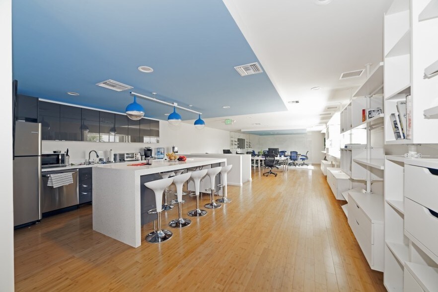 More Photos Of 2201 N Hollywood Way, Burbank Showroom For Lease