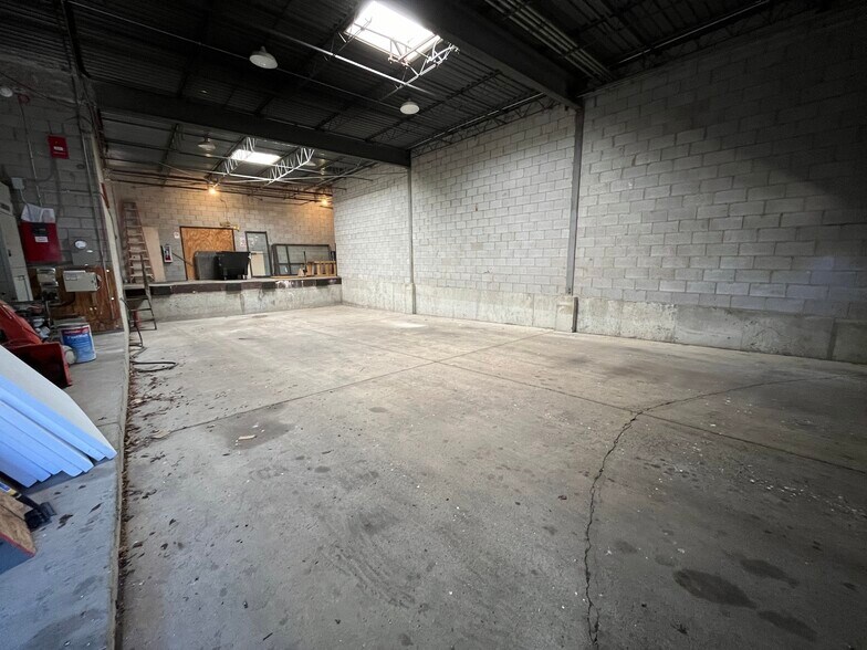 More Photos Of 910 Sherwood Dr, Lake Bluff Light Distribution For Lease