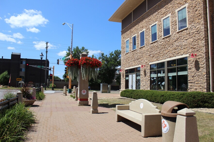 More Photos Of 125 Little Canada Rd W, Little Canada Storefront Retail Office For Lease