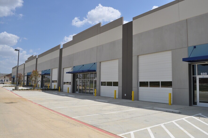 More Photos Of 550 W Round Grove Rd, Lewisville Showroom For Lease