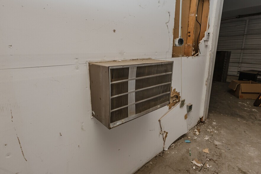 More Photos Of 470 N Seneca St, Wichita Warehouse For Sale