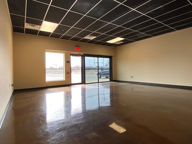 More Photos Of 8921 NW Expressway St, Oklahoma City Warehouse For Lease