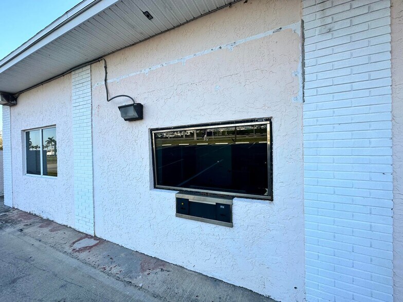 More Photos Of 1100 Colonnades Dr, Fort Pierce Storefront For Lease