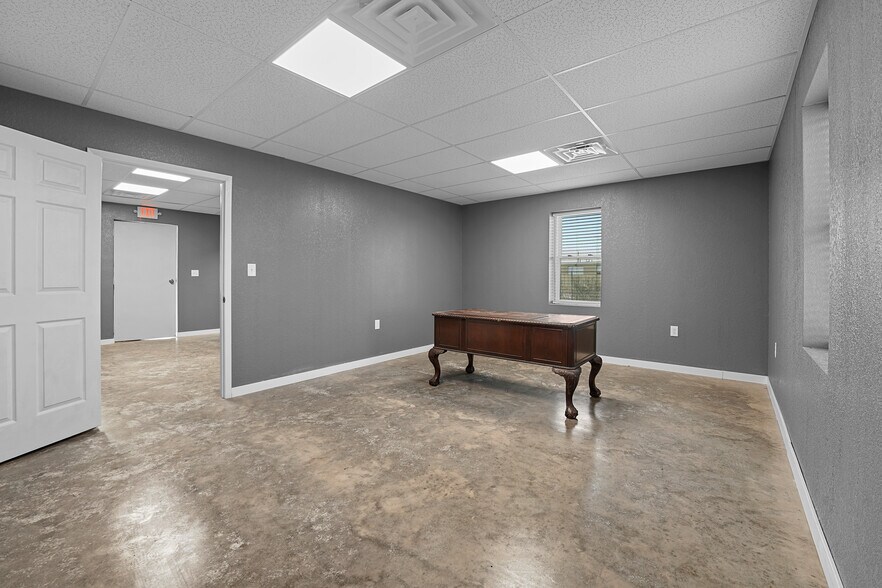 More Photos Of 1701 S Knox Ave, Odessa Warehouse For Lease