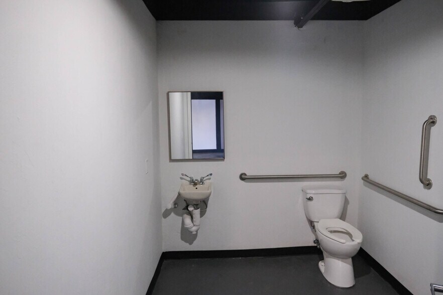 More Photos Of 8709 N Western Ave, Oklahoma City Office For Sale