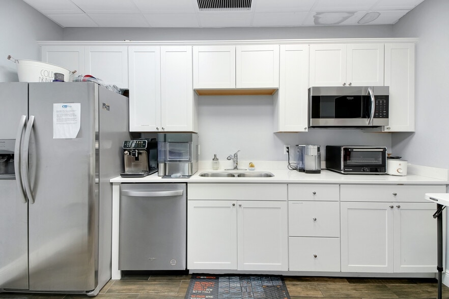 More Photos Of 1818 Greenleaf Ln, Leesburg Warehouse For Sale