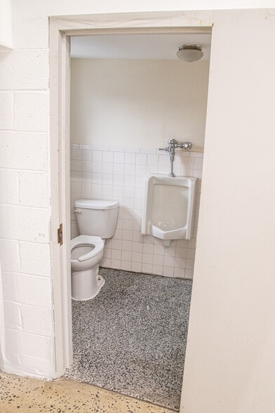 More Photos Of 288 E 12th Ave, Roselle Manufacturing For Lease