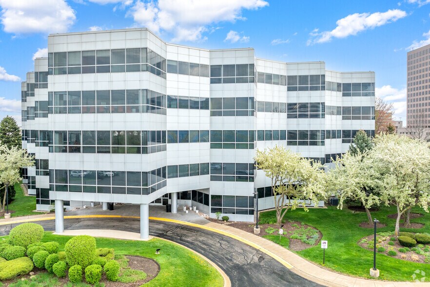 Primary Photo Of 1 TransAm Plaza Dr, Oakbrook Terrace Office For Sale