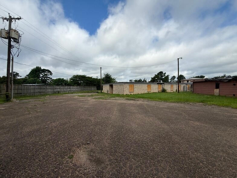 More Photos Of 2901 County 2347 rd, Tyler Dormitory For Sale